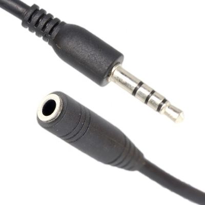 Un câble d'extension audio stéréo auxiliaire de 10 cm 3,5 mm Jack TRRS mâle à 3,5 mm Jack TRRS femelle